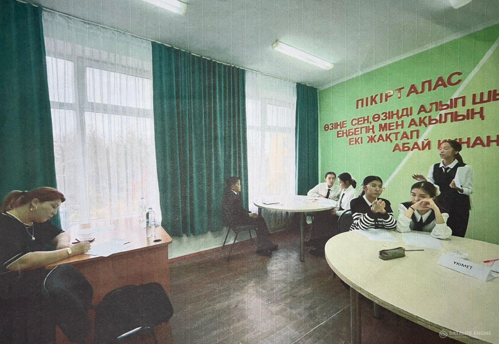 8-11 сыныптар арасында "Әділ жолмен баю мүмкін емес" тақырыбында дебаттық ойын-сайысы өткізілді.